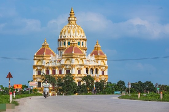 Bên trong tòa lâu đài màu vàng tự thiết kế của ông chủ lò gạch