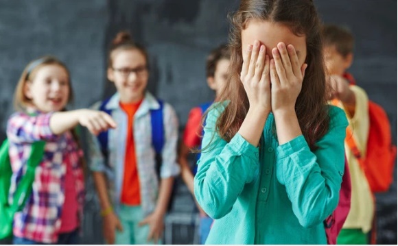 Con bị bắt nạt ở trường, nhiều người kiện giáo viên hoặc đánh trả, ông bố này chỉ dùng 1 câu nói duy nhất nhưng hiệu quả vô cùng-2