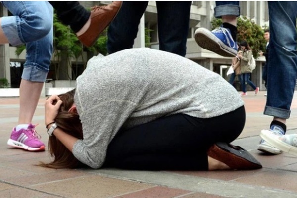 Bé gái thường xuyên ngoáy mũi, cha mẹ để mặc không ngăn cản, đến tuổi đi học mới hối hận thì đã muộn-4