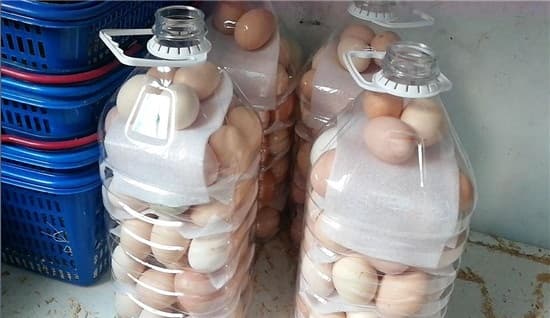 Miệng chai nước lọc nhỏ vậy, tại sao cho trứng vào được để tránh va đập khi di chuyển? Câu trả lời thật đáng kinh ngạc-2