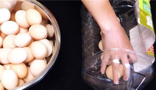 Miệng chai nước lọc nhỏ vậy, tại sao cho trứng vào được để tránh va đập khi di chuyển? Câu trả lời thật đáng kinh ngạc-4