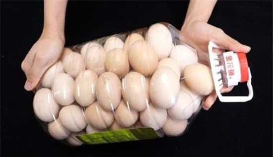 Miệng chai nước lọc nhỏ vậy, tại sao cho trứng vào được để tránh va đập khi di chuyển? Câu trả lời thật đáng kinh ngạc-6