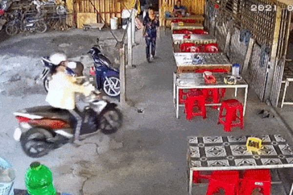 Lái xe bất cẩn, người phụ nữ 'dọn bay' đống bàn ghế ở quán ăn trong tích tắc