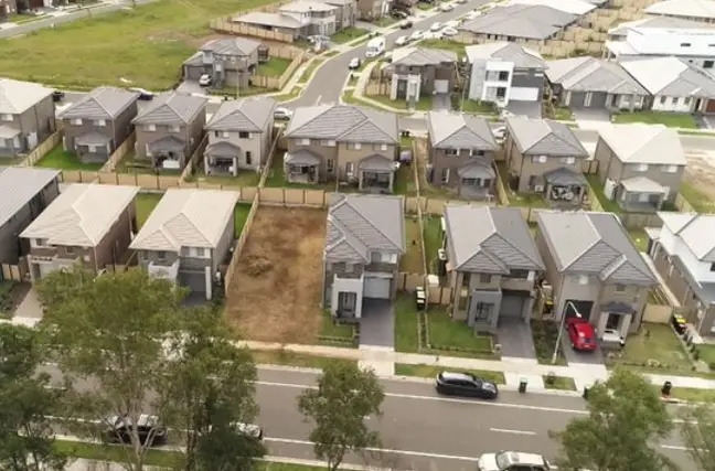 Tin nhầm thợ xây, gia chủ nhận được căn biệt thự cụt mất một nửa sau 3 năm chờ đợi-5