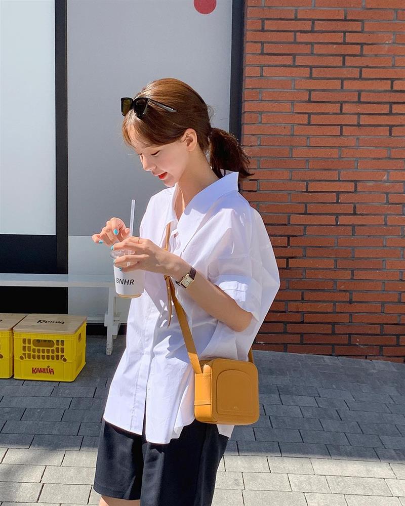 Hội sành điệu toàn mix quần shorts với 5 kiểu áo này để có outfit đẹp hết chỗ chê-2