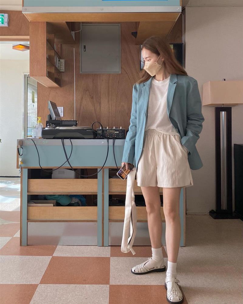 Hội sành điệu toàn mix quần shorts với 5 kiểu áo này để có outfit đẹp hết chỗ chê-15