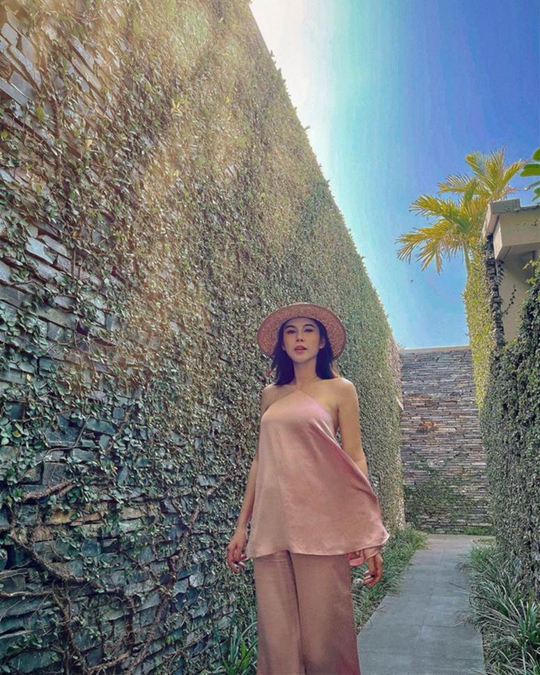 Đang ăn chơi tít mít ở resort nhà chồng bạn thân, MC Thu Hoài tranh thủ khoe con ảnh” bikini xịn xò-4