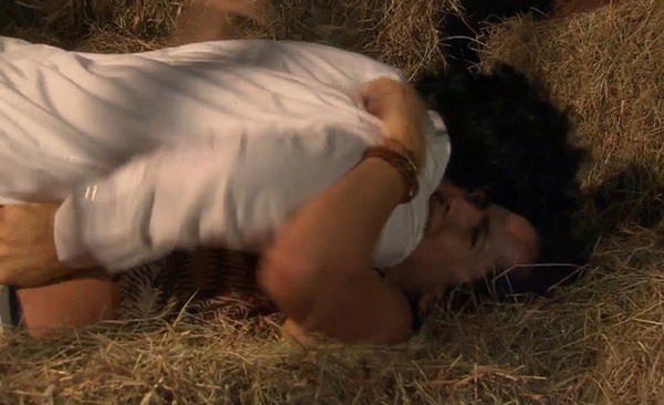 Chứng kiến cảnh chồng và nhân tình ân ái, người phụ nữ nổi máu Hoạn Thư lao vào dằn mặt tạo nên cảnh tượng đẫm máu-2