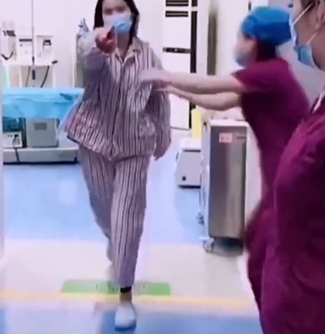 Full ảnh và clip vụ sản phụ vừa tỉnh táo trở lại sau sinh đã lập tức rút dép phang chồng tới tấp-1