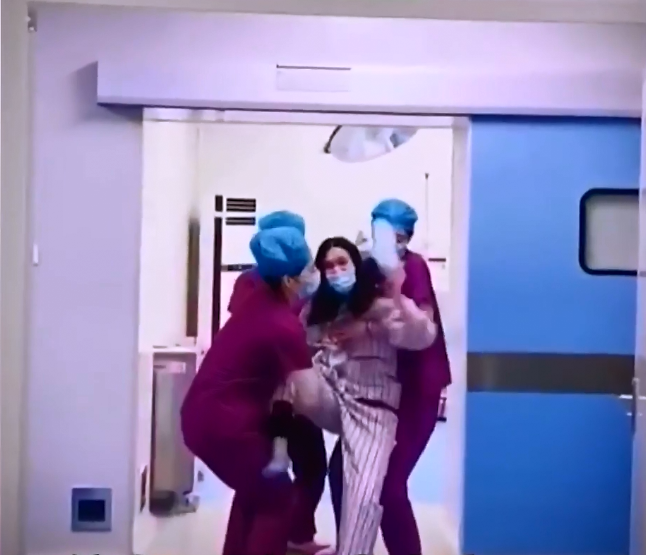 Full ảnh và clip vụ sản phụ vừa tỉnh táo trở lại sau sinh đã lập tức rút dép phang chồng tới tấp-4