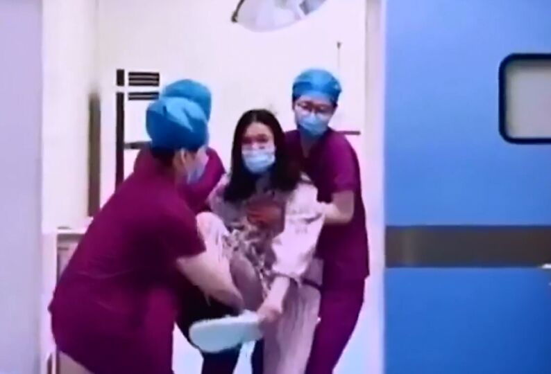 Full ảnh và clip vụ sản phụ vừa tỉnh táo trở lại sau sinh đã lập tức rút dép phang chồng tới tấp-3