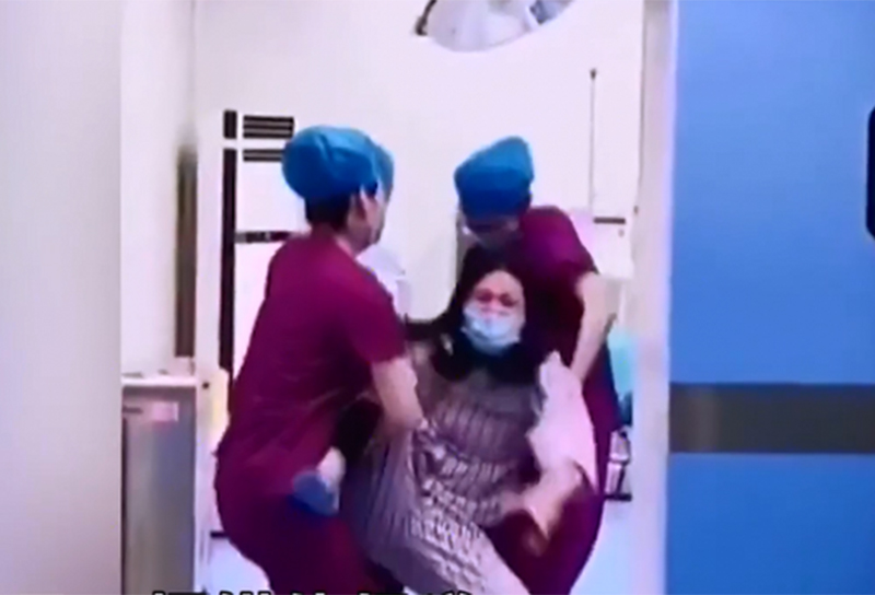 Full ảnh và clip vụ sản phụ vừa tỉnh táo trở lại sau sinh đã lập tức rút dép phang chồng tới tấp-5