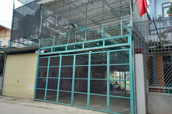 Xe nâng đưa công nhân lên sơn tàu bất ngờ bị lật ở độ cao 25m khiến 3 người thương vong-2