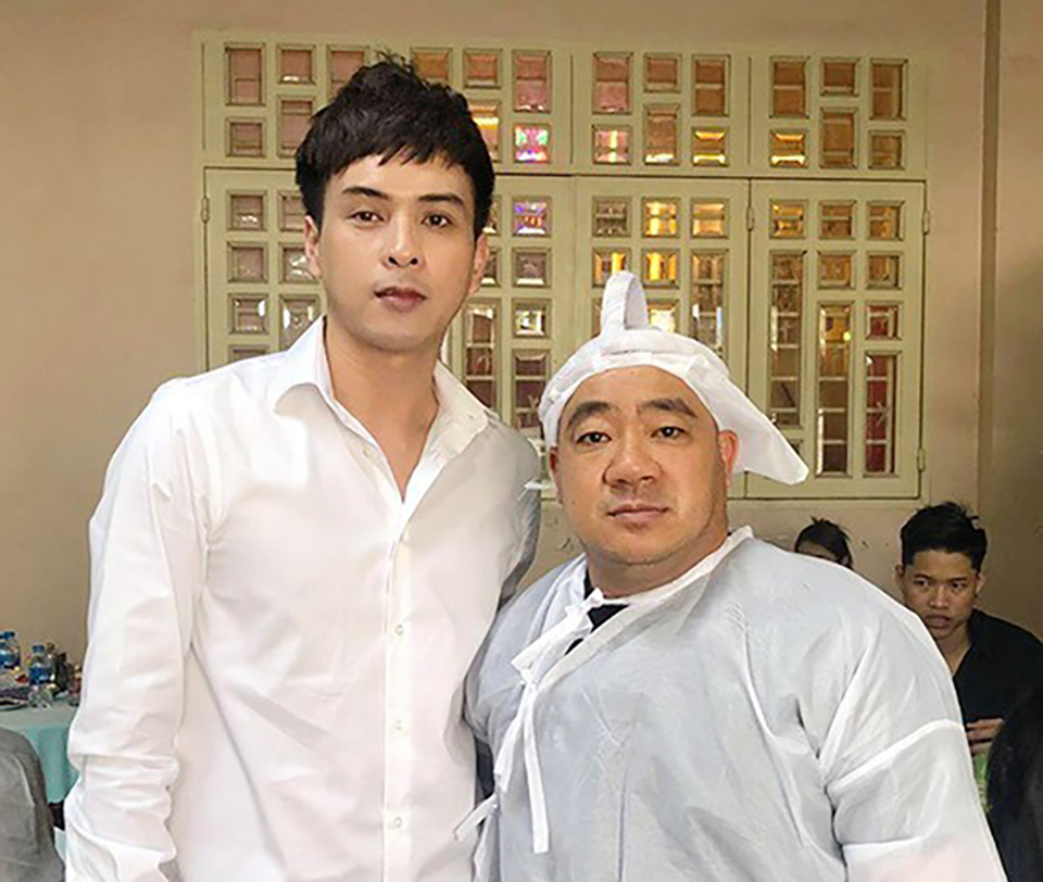 Hồ Quang Hiếu tươi cười trong đám tang bố Hiếu Hiền bị chỉ trích dữ dội-3