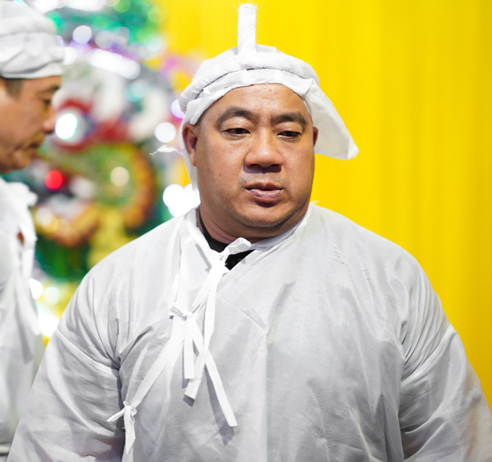 Hồ Quang Hiếu tươi cười trong đám tang bố Hiếu Hiền bị chỉ trích dữ dội-1