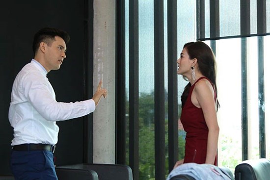 Chồng và nhà chồng đi hát karaoke về lúc đêm muộn, cảnh tượng bên trong khiến họ choáng váng, càng 