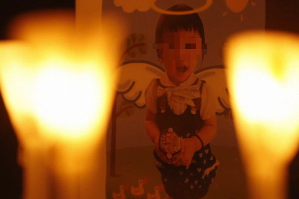 Bé gái 5 tuổi bị bố và mẹ kế bạo hành đến chết: Bị ném lên trần nhà, cơ thể kiệt quệ như người già, chết cũng không được no bụng-2