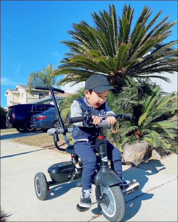 Quý tử nhà Phạm Hương hơn 2 tuổi đã dạn dĩ, độc lập, cách Hoa hậu&nbsp;rèn luyện, dạy dỗ con thật đáng học hỏi-5