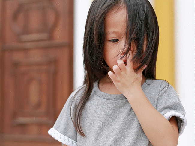 Bé gái thường xuyên ngoáy mũi, cha mẹ để mặc không ngăn cản, đến tuổi đi học mới hối hận thì đã muộn-1