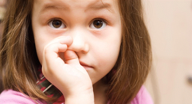 Bé gái thường xuyên ngoáy mũi, cha mẹ để mặc không ngăn cản, đến tuổi đi học mới hối hận thì đã muộn-2