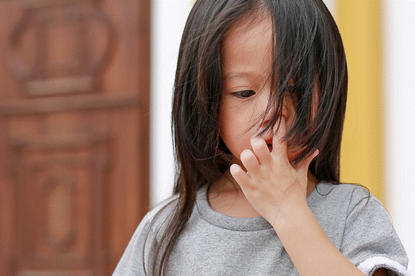 Bé gái thường xuyên ngoáy mũi, cha mẹ để mặc không ngăn cản, đến tuổi đi học mới hối hận thì đã muộn