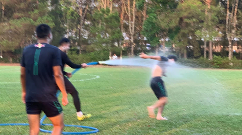 Văn Toàn cơ cực trong lễ hội té nước độc đáo ở Gia Lai-1