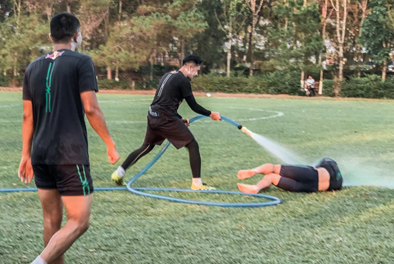 Văn Toàn cơ cực trong lễ hội té nước độc đáo ở Gia Lai-2