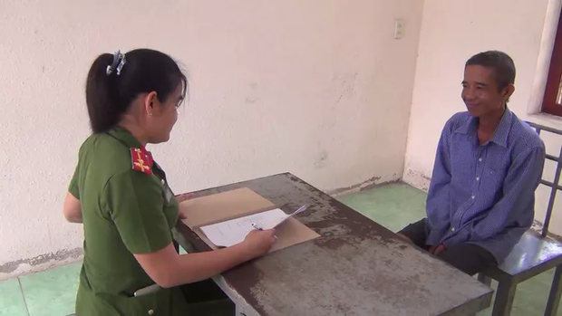 CLIP: Làm việc với nữ cán bộ công an, gã yêu râu xanh” cứ tủm tỉm cười...-2