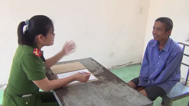 CLIP: Làm việc với nữ cán bộ công an, gã yêu râu xanh” cứ tủm tỉm cười...-3