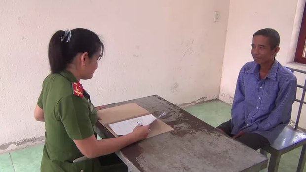 CLIP: Làm việc với nữ cán bộ công an, gã yêu râu xanh” cứ tủm tỉm cười...-4