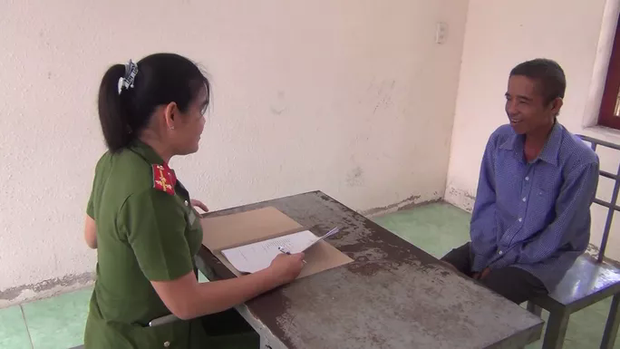 CLIP: Làm việc với nữ cán bộ công an, gã yêu râu xanh” cứ tủm tỉm cười...-5