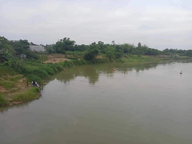 Bỏ lại xe đạp trên cầu, nam sinh lớp 10 nhảy sông tự tử-1