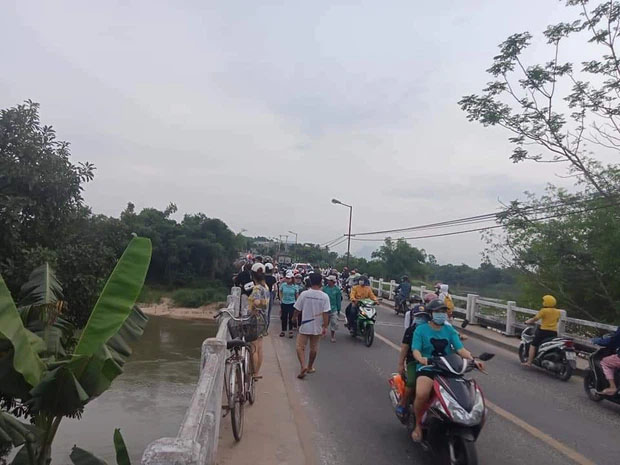 Bỏ lại xe đạp trên cầu, nam sinh lớp 10 nhảy sông tự tử-2