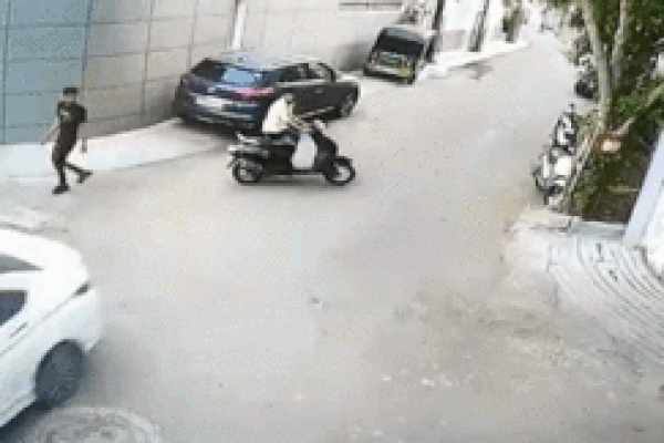 Khoảnh khắc ô tô tông văng xe máy để trả đũa sau va chạm