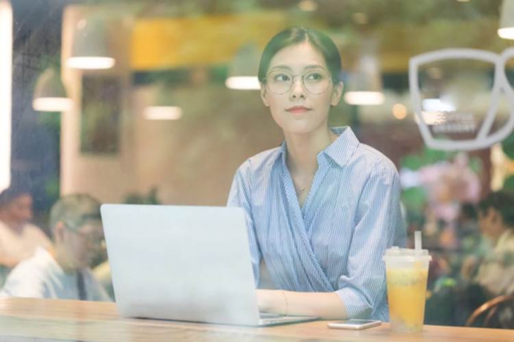 Chồng bắt vợ gánh nợ 600 triệu mới nhường quyền nuôi cả 2 tay con, lựa chọn của cô ấy và màn gặp lại sau 3 năm khiến anh ta hốt hoảng-2
