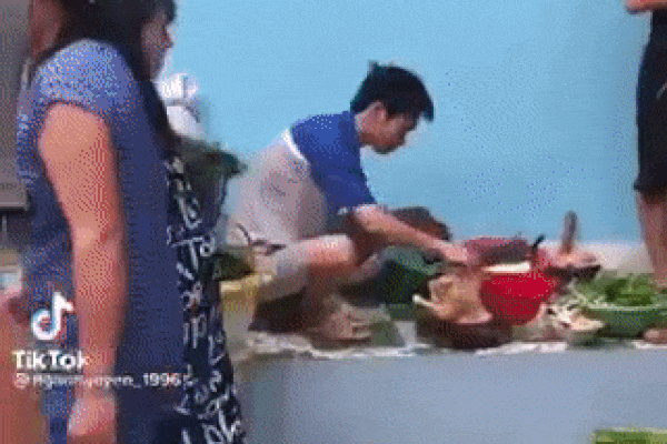 Ra mắt nhà bạn gái, chàng trai căng thẳng chặt thịt gà dưới sự giám sát của hơn chục người trong họ