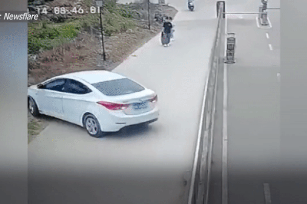 Khoảnh khắc nữ tài xế lùi ô tô khiến xe “lủng lẳng” trên lan can đường