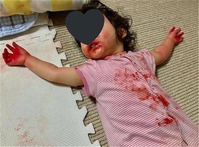 Để con trên nhà để xuống lấy đồ của shipper, khi mở cửa mẹ sốc nặng khi nhìn thấy thứ trên người cô bé-2