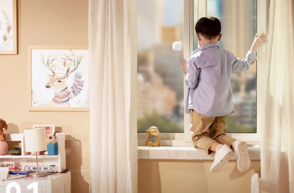 Để con trên nhà để xuống lấy đồ của shipper, khi mở cửa mẹ sốc nặng khi nhìn thấy thứ trên người cô bé-7