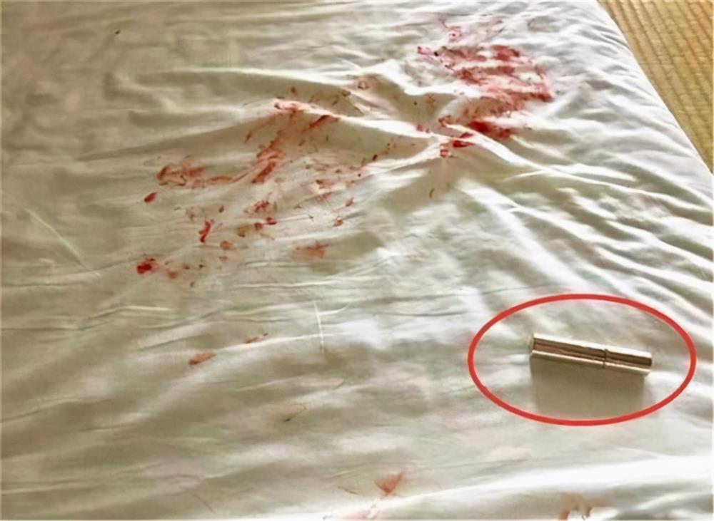 Để con trên nhà để xuống lấy đồ của shipper, khi mở cửa mẹ sốc nặng khi nhìn thấy thứ trên người cô bé-4