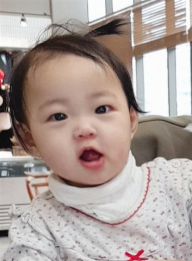 Vụ bé gái 16 tháng tuổi bị bạo hành đến chết: Rùng mình với đoạn tin nhắn vừa được công khai và thái độ của bố mẹ nuôi&nbsp;khi con qua đời-1