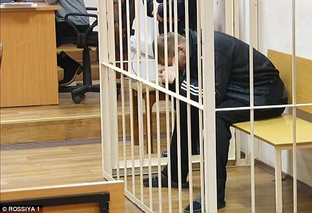 Mang quả tạ 3kg ra chống trả gã hàng xóm đang cưỡng hiếp mẹ, cậu bé bị đánh méo hộp sọ, mẹ ám ảnh không dám đến thăm con và cái kết đau lòng-12