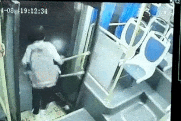 Bé gái bị xe buýt kéo lê ở Trung Quốc