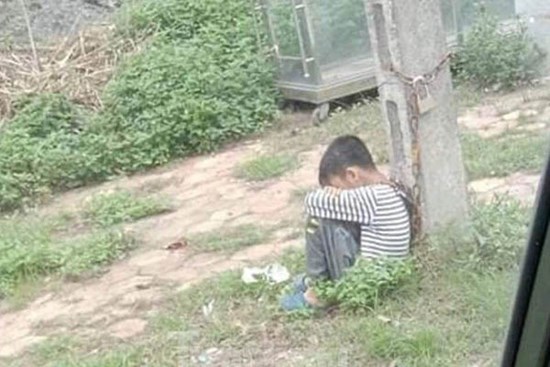 Cha xích cổ con vào cột điện ven đường vì... con lười học?