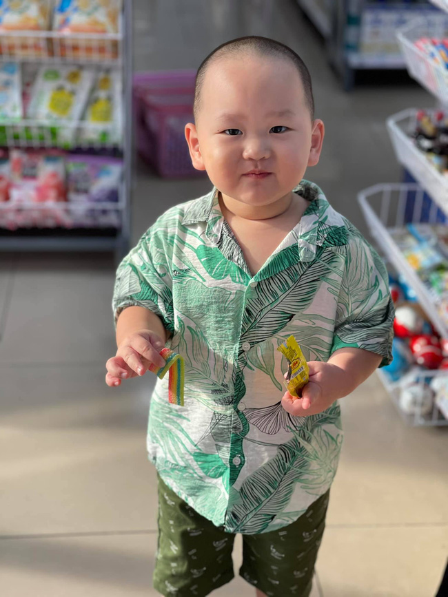 Dân mạng cười xỉu với ảnh thẻ của con trai Trà My Idol, nhà con 3 đời nghiêm túc mà sao cô chú lại cười?-4