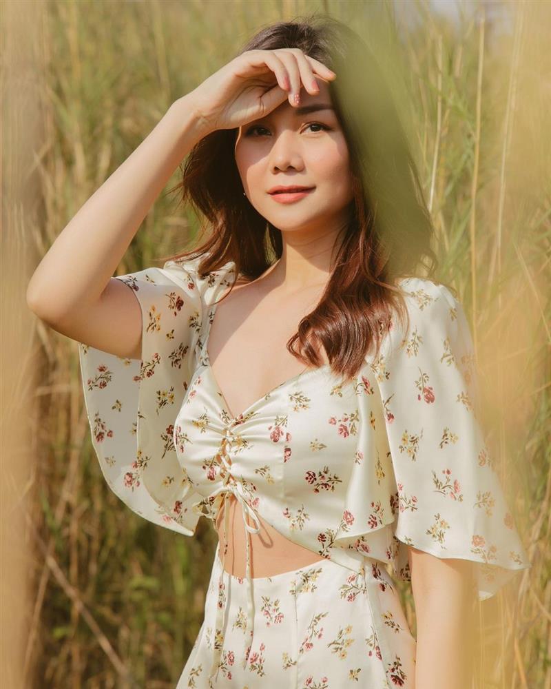 Thanh Hằng diện cả loạt đồ bình dân giá rẻ, từ váy hoa điệu đà đến suit công sở đều max xinh-6