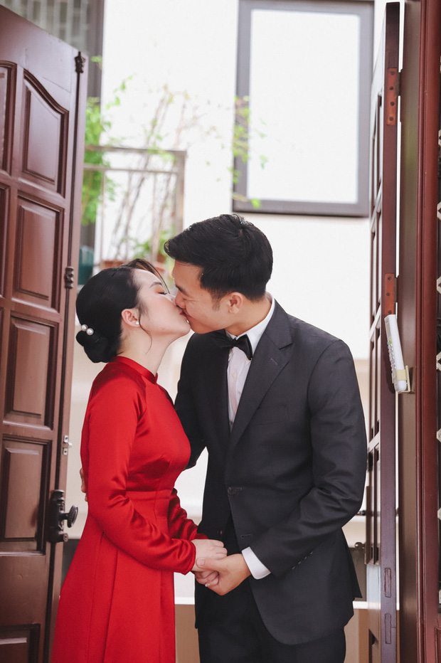 Ảnh xịn của Xuân Trường và Nhuệ Giang trong lễ ăn hỏi: Cô dâu chú rể hôn nhau đầy tình cảm-1