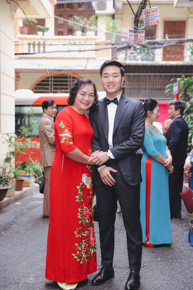 Ảnh xịn của Xuân Trường và Nhuệ Giang trong lễ ăn hỏi: Cô dâu chú rể hôn nhau đầy tình cảm-3