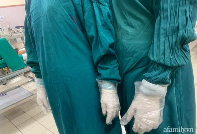 Xót cảnh bác sĩ tận dụng găng tay nilon, kim để truyền dịch phải đi mượn... ở BV Bạch Mai-1
