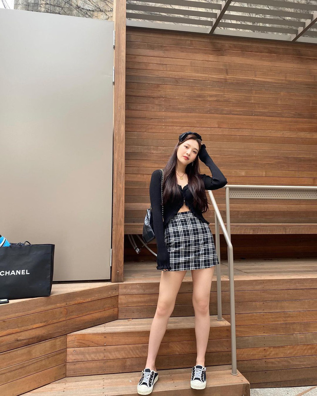 Chị em rất nên học Joy (Red Velvet) cách diện chân váy không chỉ sang chảnh mà còn hack được vài tuổi-6